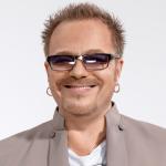 artist image Владимир Пресняков (Мл.) Стюардесса по имени Жанна 2.0 Стюардесса по имени Жанна 2.0 - Single
